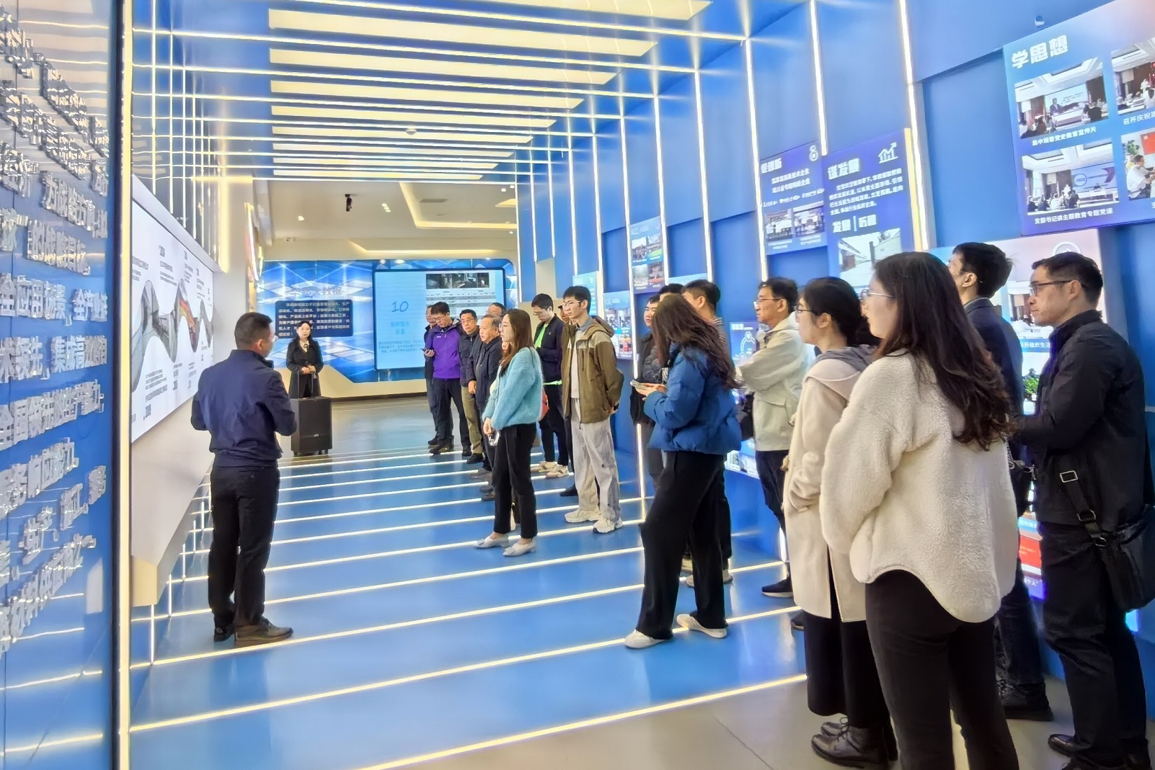 上海交通大学四川校友会及青白江区工商联一行光临HAHA官网调查互换