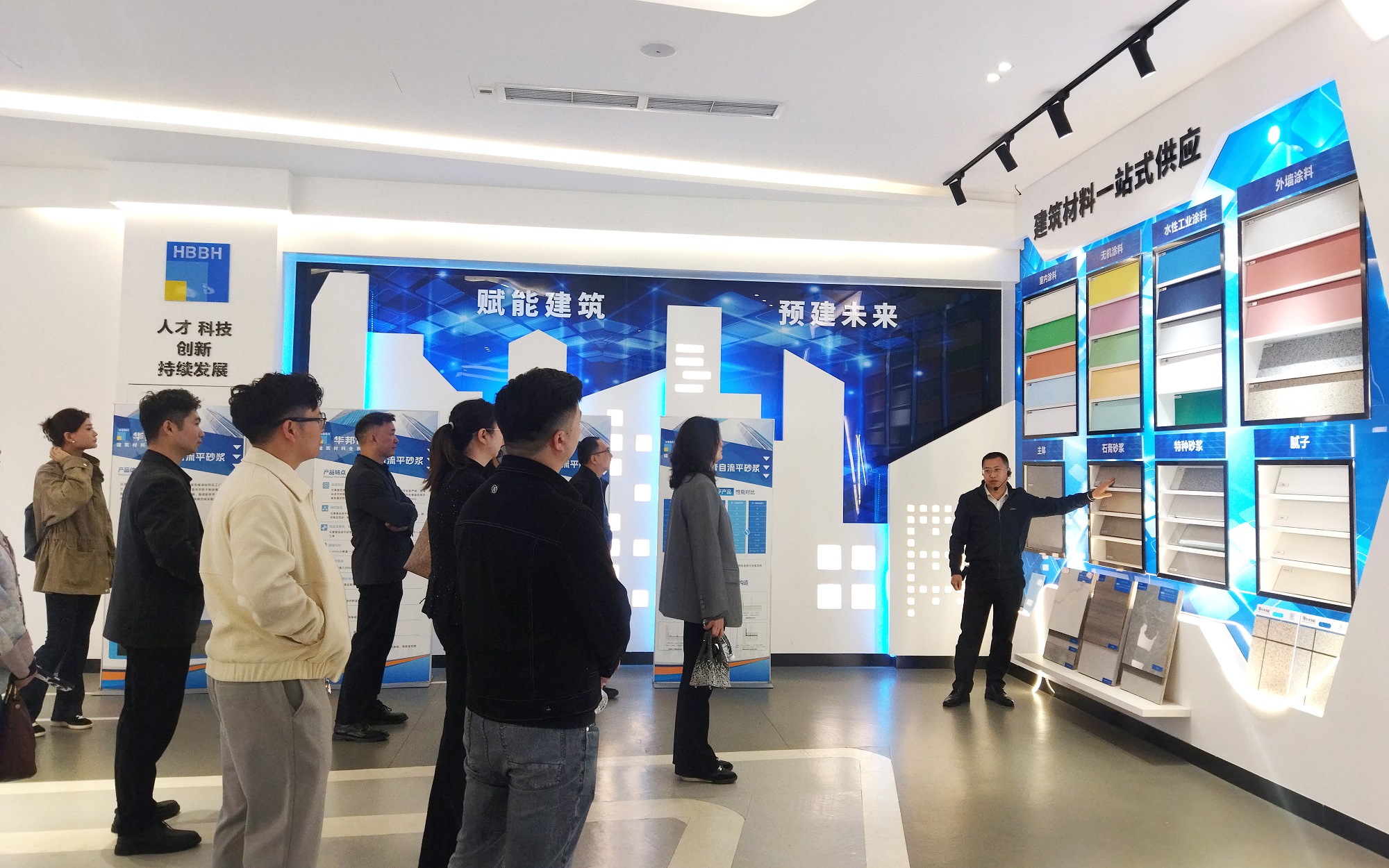 成都市青年企业家商会调查团光临HAHA官网参观互换